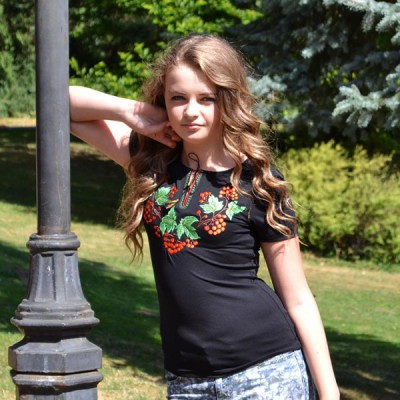 Embroidered t-shirt "Viburnum"